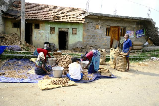 How Slum Dwellers Earn Without Bank Accounts