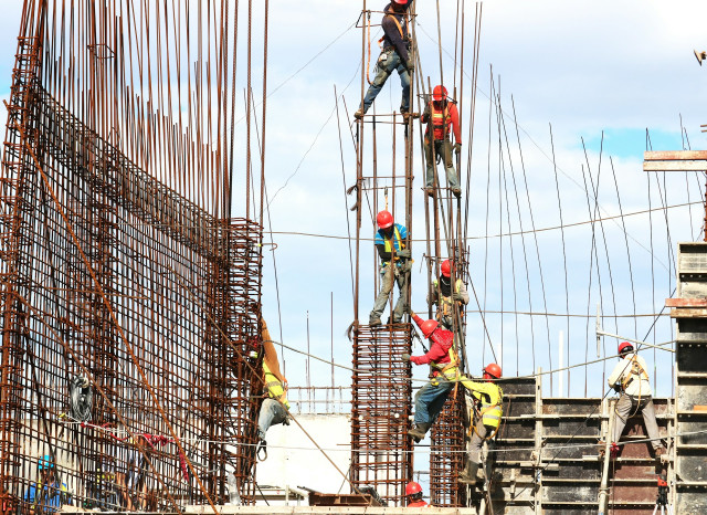 Hybrid Construction Projects: Challenges and Solutions